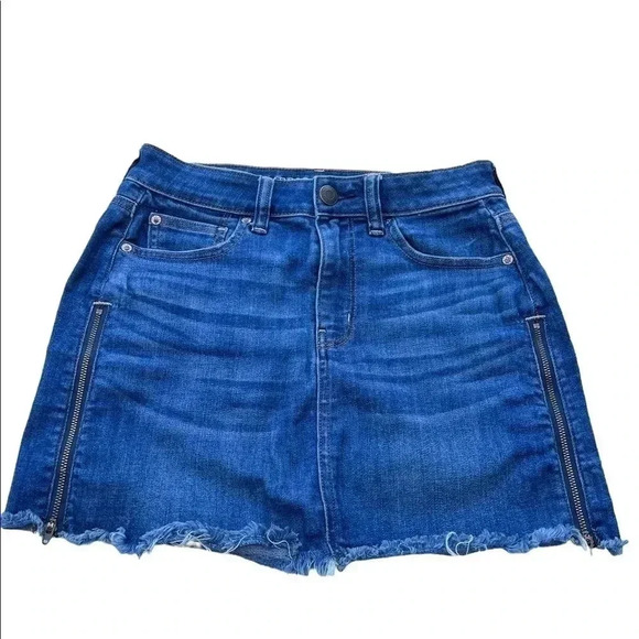 WOMEN’S AMERICAN EAGLE OUTFITTERS DENIM MINI SKIRT•SIZE 4 DARK WASH• - Picture 1 of 5